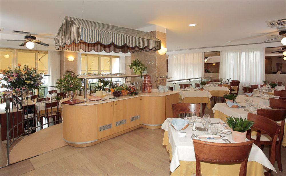 B&B Hotel Diano Marina Palace Esterno foto