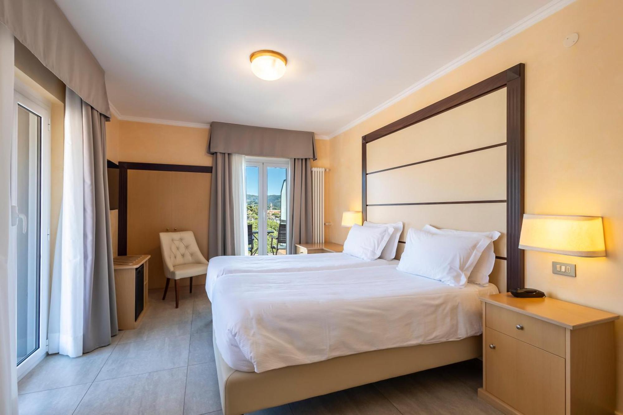 B&B Hotel Diano Marina Palace Esterno foto