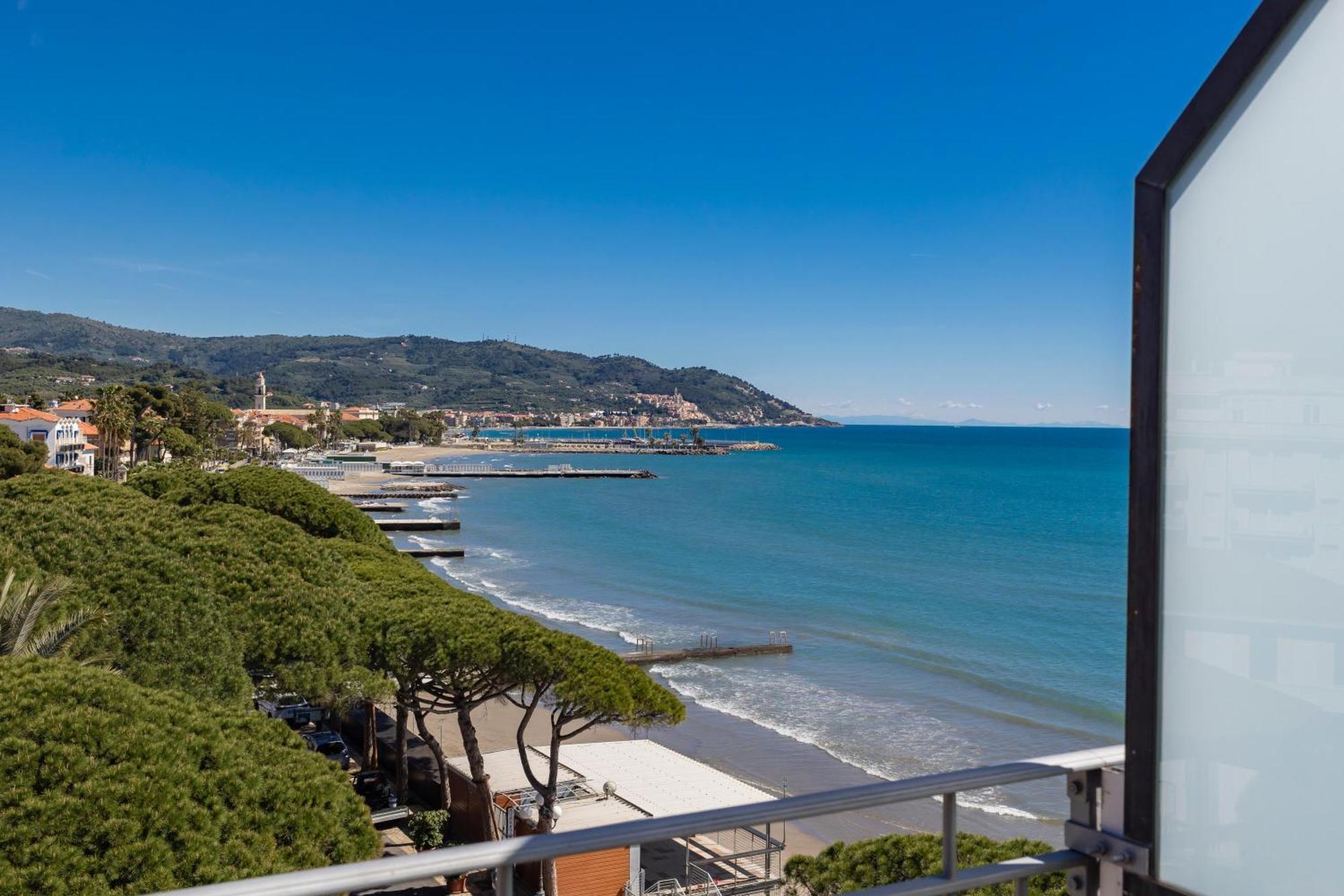 B&B Hotel Diano Marina Palace Esterno foto