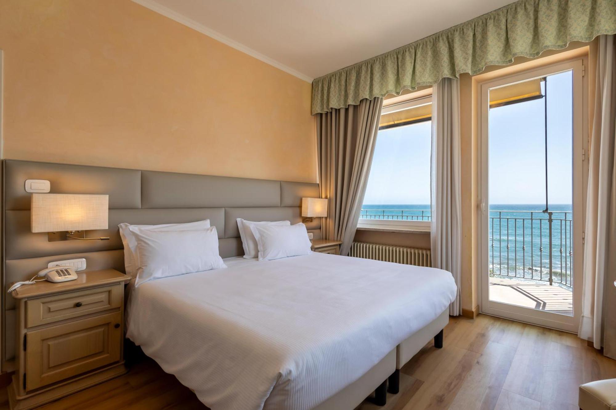 B&B Hotel Diano Marina Palace Esterno foto