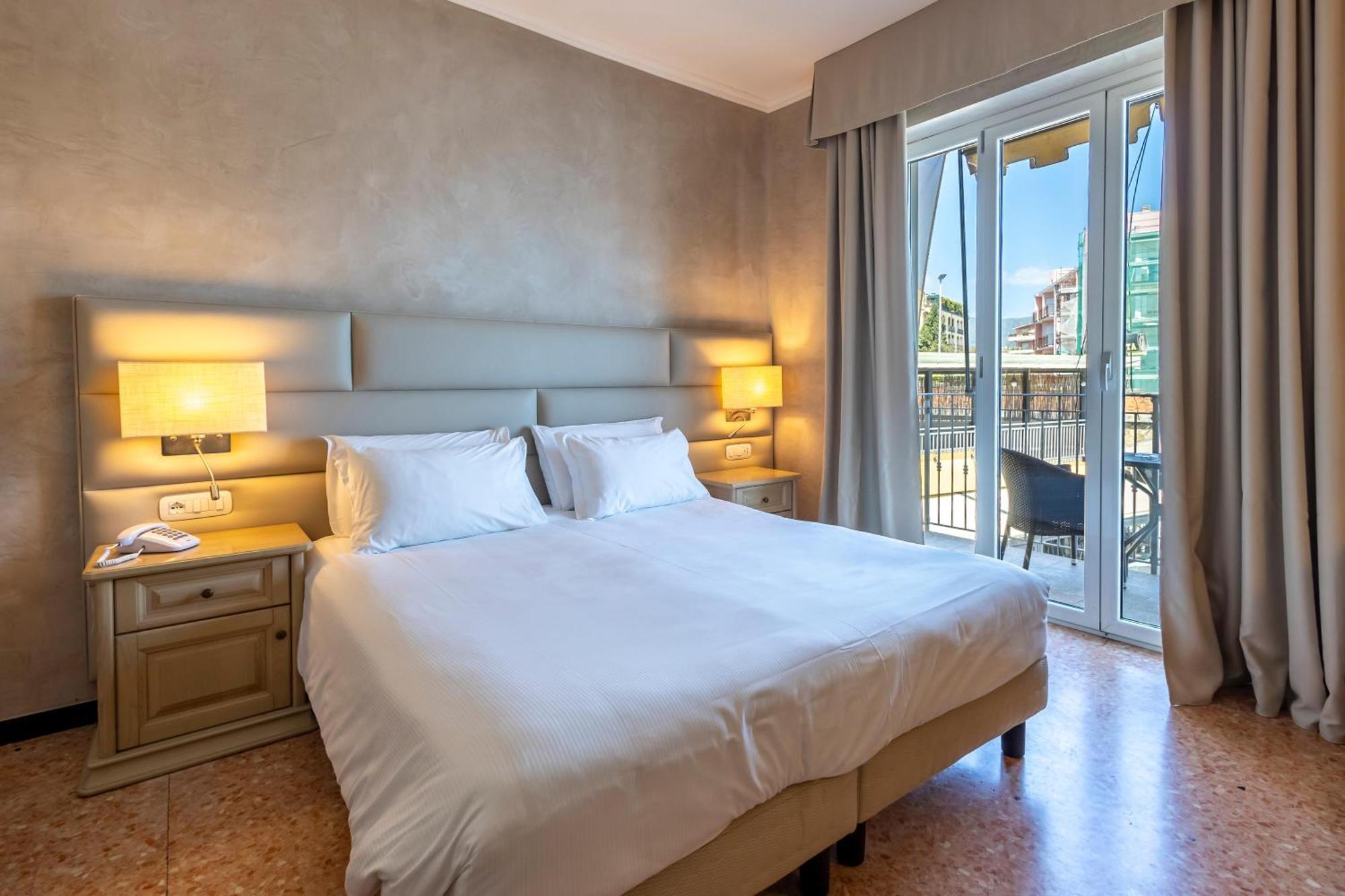 B&B Hotel Diano Marina Palace Esterno foto