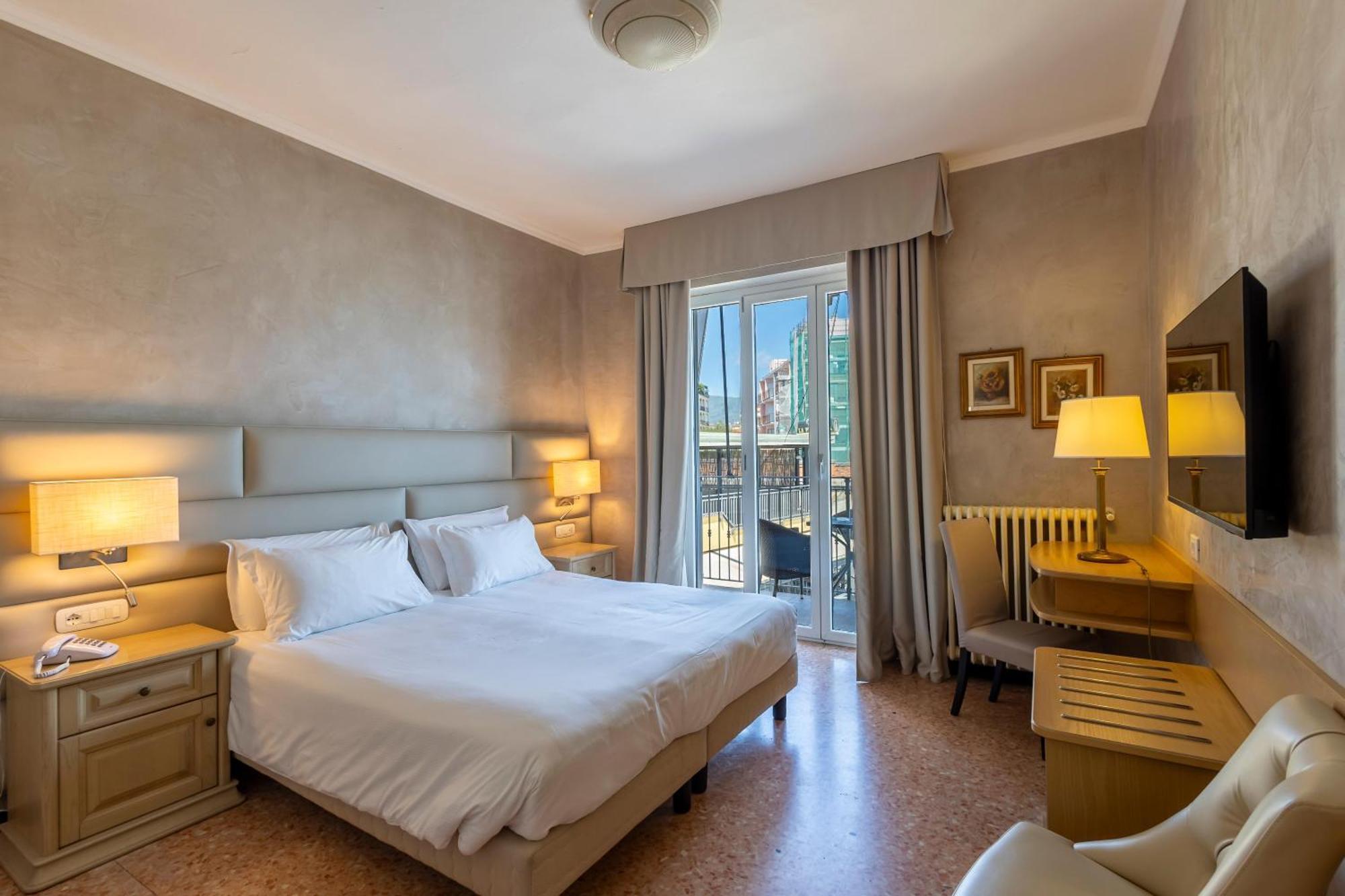 B&B Hotel Diano Marina Palace Esterno foto