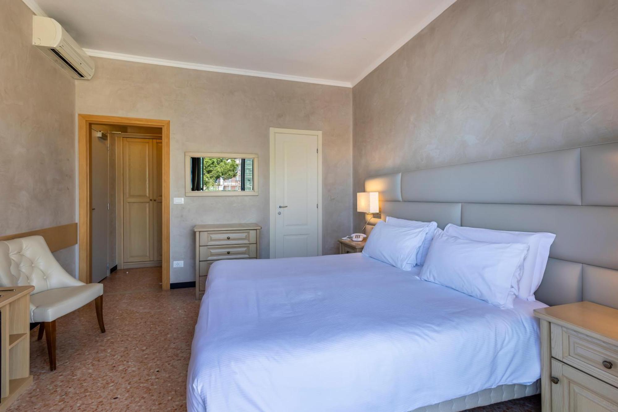 B&B Hotel Diano Marina Palace Esterno foto