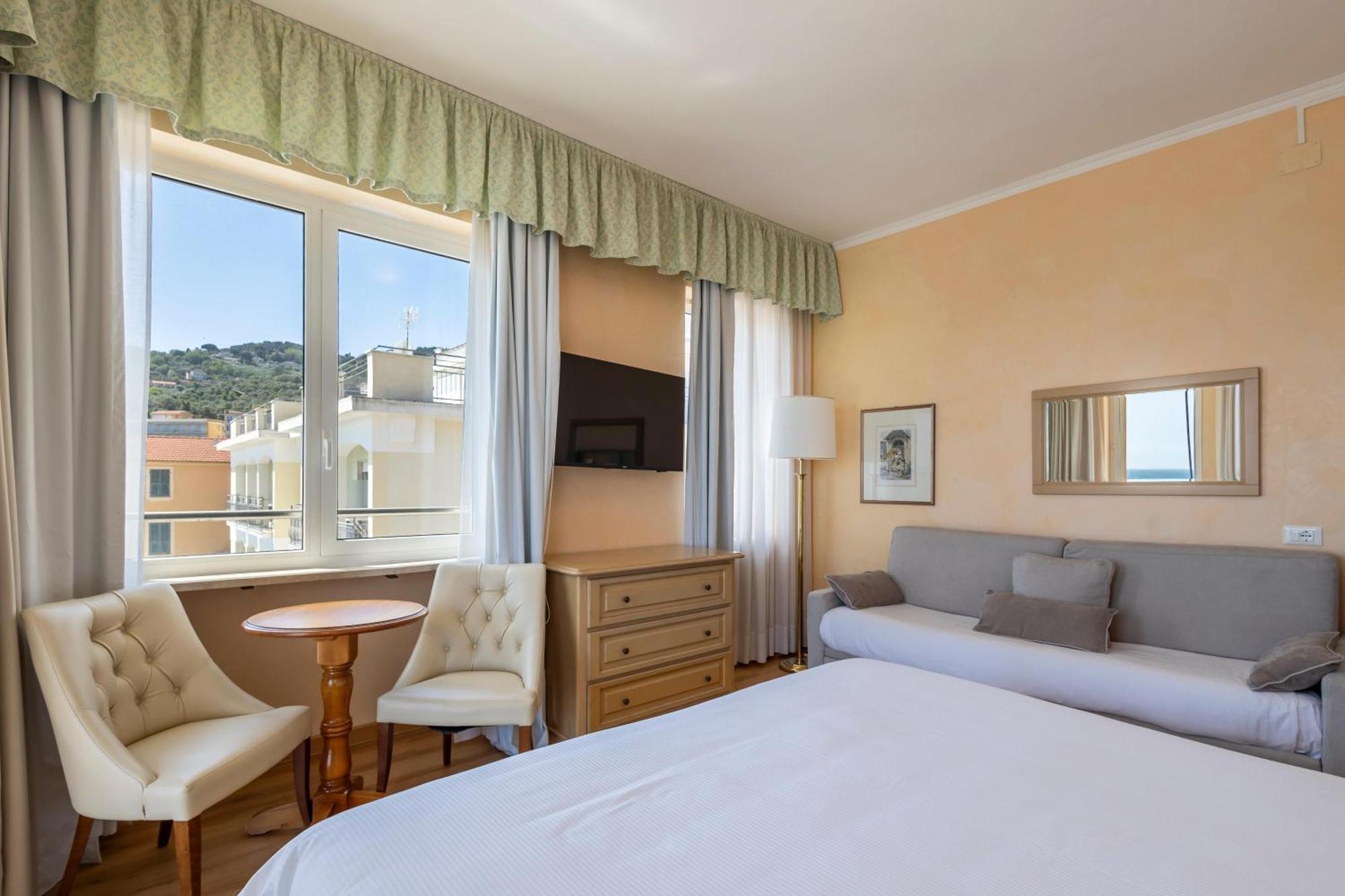 B&B Hotel Diano Marina Palace Esterno foto