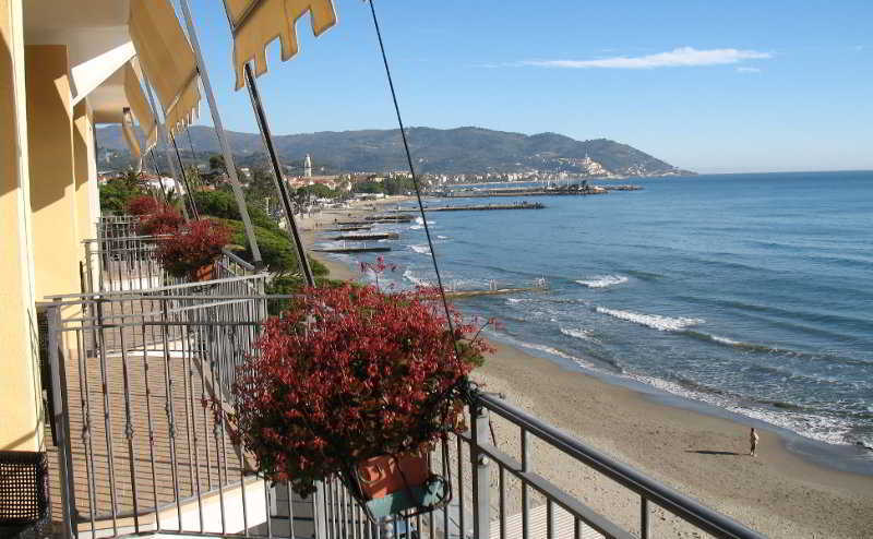 B&B Hotel Diano Marina Palace Esterno foto