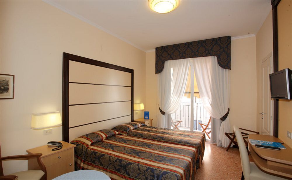 B&B Hotel Diano Marina Palace Esterno foto