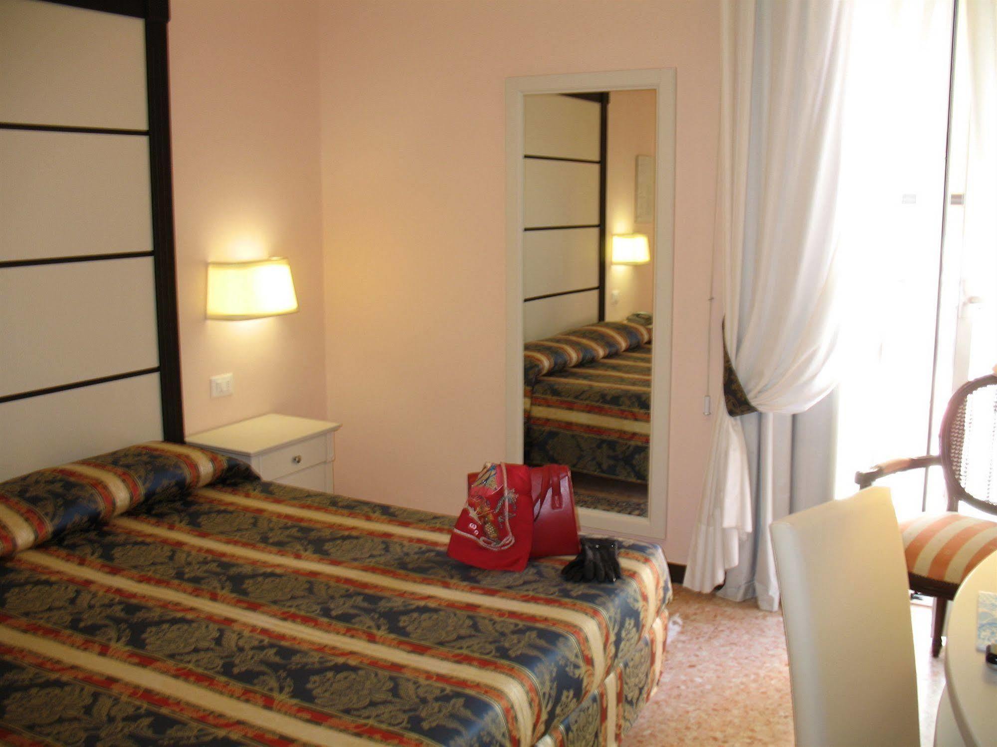 B&B Hotel Diano Marina Palace Esterno foto