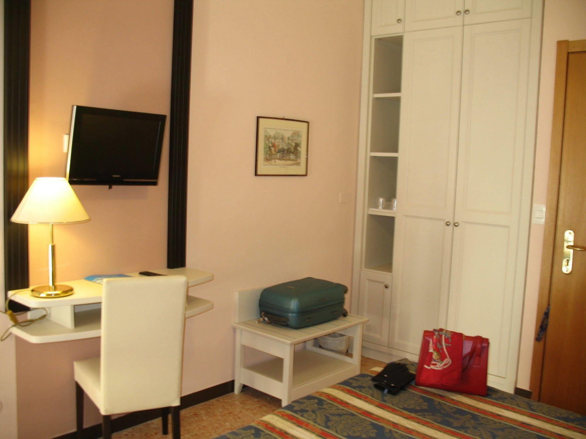 B&B Hotel Diano Marina Palace Esterno foto