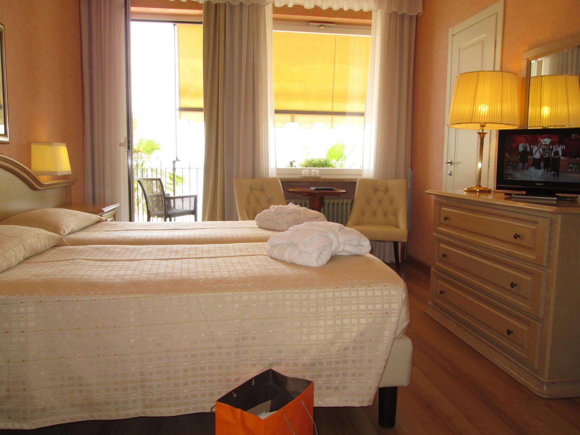 B&B Hotel Diano Marina Palace Esterno foto