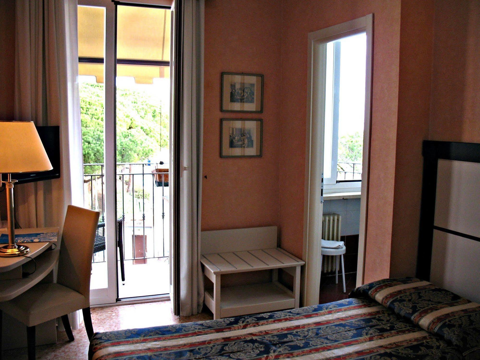 B&B Hotel Diano Marina Palace Esterno foto